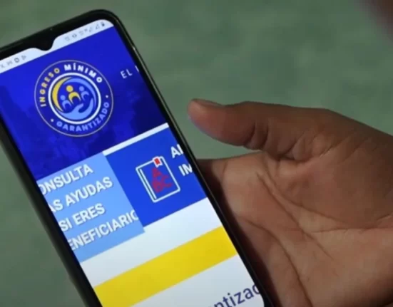 Imagen de celular en la mano de un usuario en la pagina.