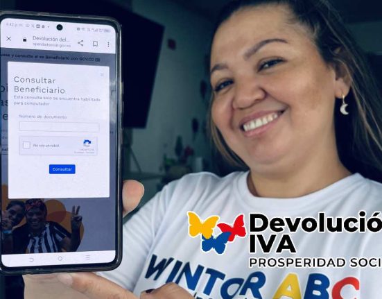 Imagen de mujer mostrando el celular con su mano el formulario, Giros Pendientes Focalización de la Devolución de IVA 2024 y Consulta de Pagos 2023