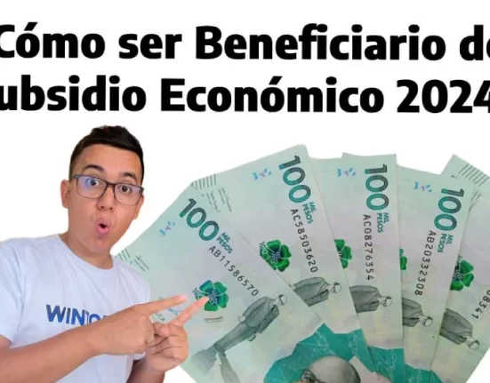 Imagen con foto de Wintor ABC con asombro y señalando cinco billetes de cien mil pesos colombianos.