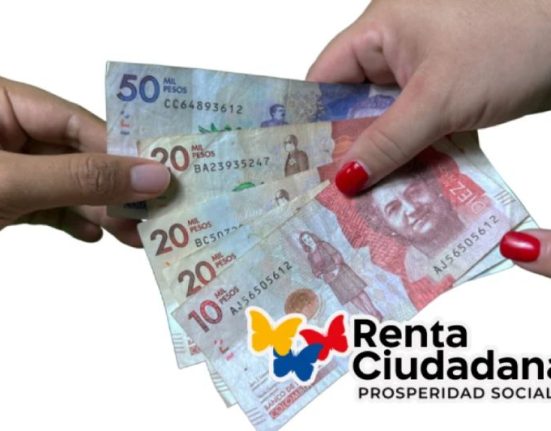 Imagen con manos sosteniendo dinero colombiano.