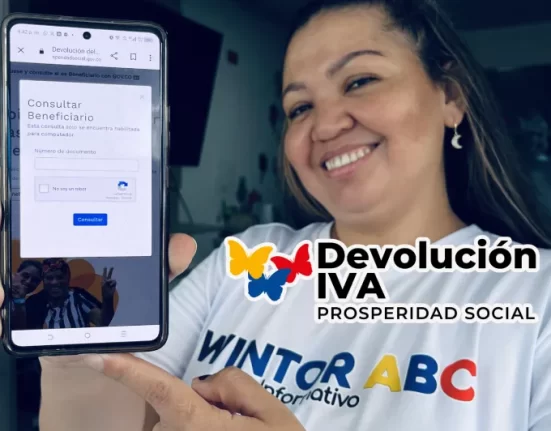 Imagen de mujer mostrando el celular con su mano el formulario, Giros Pendientes Focalización de la Devolución de IVA 2024 y Consulta de Pagos 2023