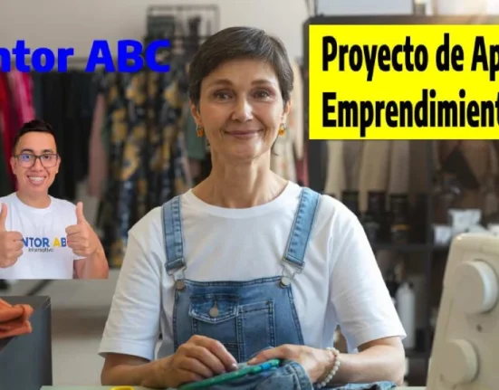 Mujer sonriente en las manos bordando su alrededor una máquina de coser y ropa, la Foto de Wintor ABC contento.