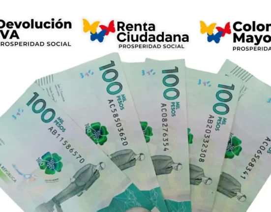 Imagen con dinero en pesos colombianos, logos de programas nacionales.