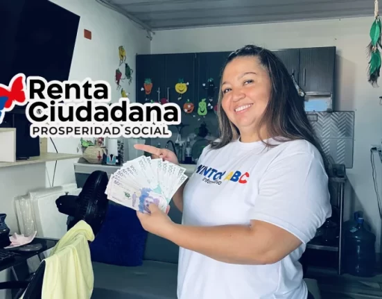 Imagen de mujer señalando billetes de cien mil pesos colombianos, logo renta ciudadana, Modalidades de Pagos