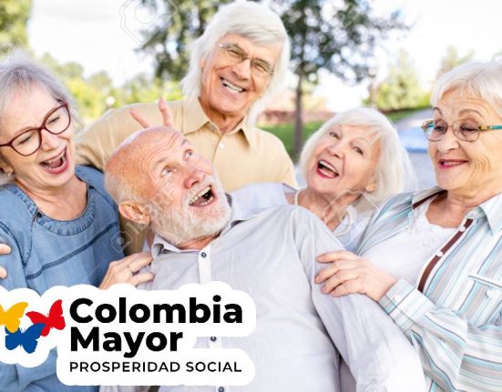 Imagen de adultos contentos, aumento de 225 mil pesos en Colombia mayor