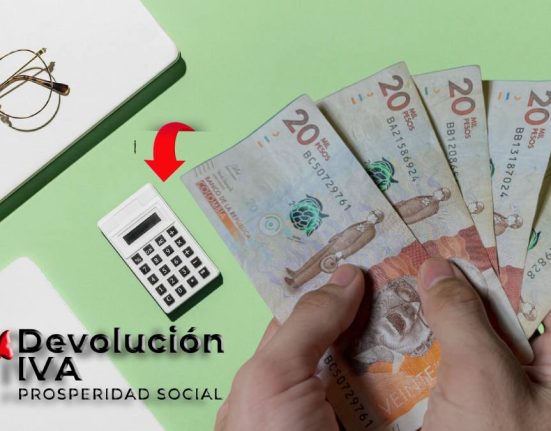 Imagen con manos en billetes colombianos, Prosperidad Social Anuncia Importantes Cambios 2024 en el Programa de Compensación del IVA, imagen de fondo con unos lentes, calculadora manos con billetes colombianos de 20 mil pesos y el logo de la Devolución del IVA.