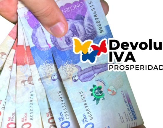 Esta imagen contiene manos, pesos Colombianos Y el Logo de Devolución del IVA