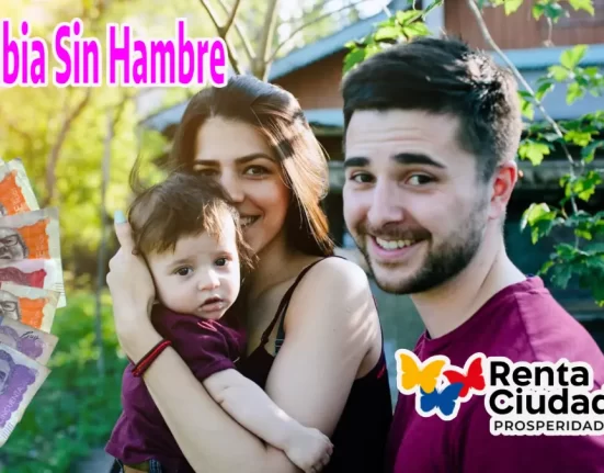 Imagen de familia biparental, dinero en pesos colombianos.