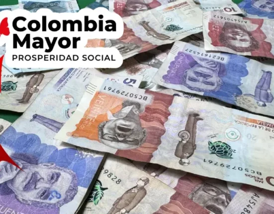 Contiene dinero en pesos colombianos y el logo del CM