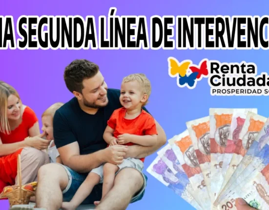 Imagen de familia con hijos pequeños y dinero en pesos colombianos.