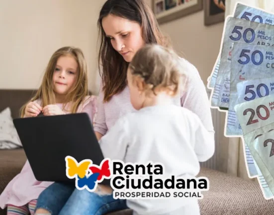 Imagen de mujer con dos niños revisando un portátil, pesos colombianos.