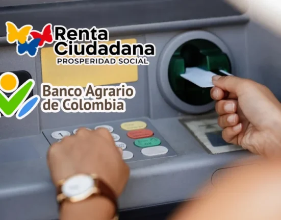 Imagen de manos de una persona en un cajero retirando.