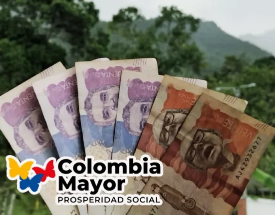 Imagen de dinero colombiano consulta el cronograma del pago.